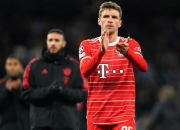 爱游戏在线-拜仁慕尼黑老将教导年轻队友战术精髓的简单介绍