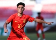 爱游戏娱乐-国内足球赛场火爆，球员斗志昂扬