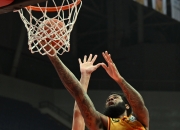 爱游戏在线-精彩比拼，球员们拼尽全力为队争光