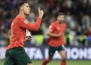 爱游戏APP-国际足球比赛中球员表现抢眼取得胜利