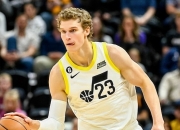 爱游戏入口-爵士队球员个人表现出色，队内竞争加剧！