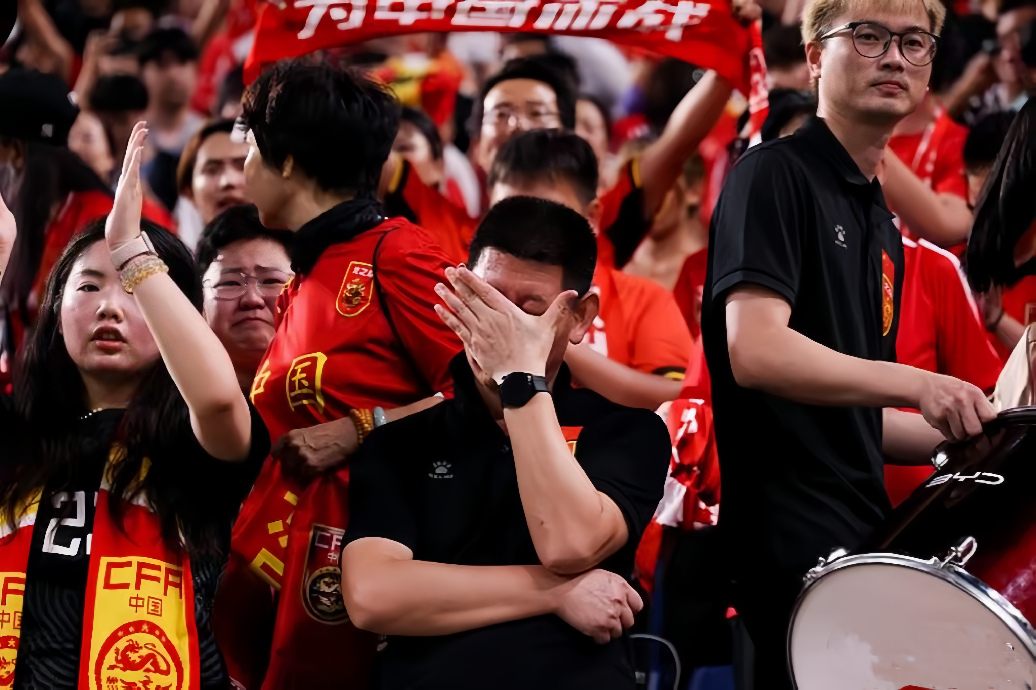 比赛尾声传出伤员消息,球迷忧心的简单介绍 比赛尾声传出伤员消息,球迷忧心的简单介绍