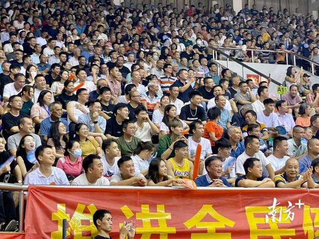 顶尖对决！国际足球赛场上座无虚席的简单介绍