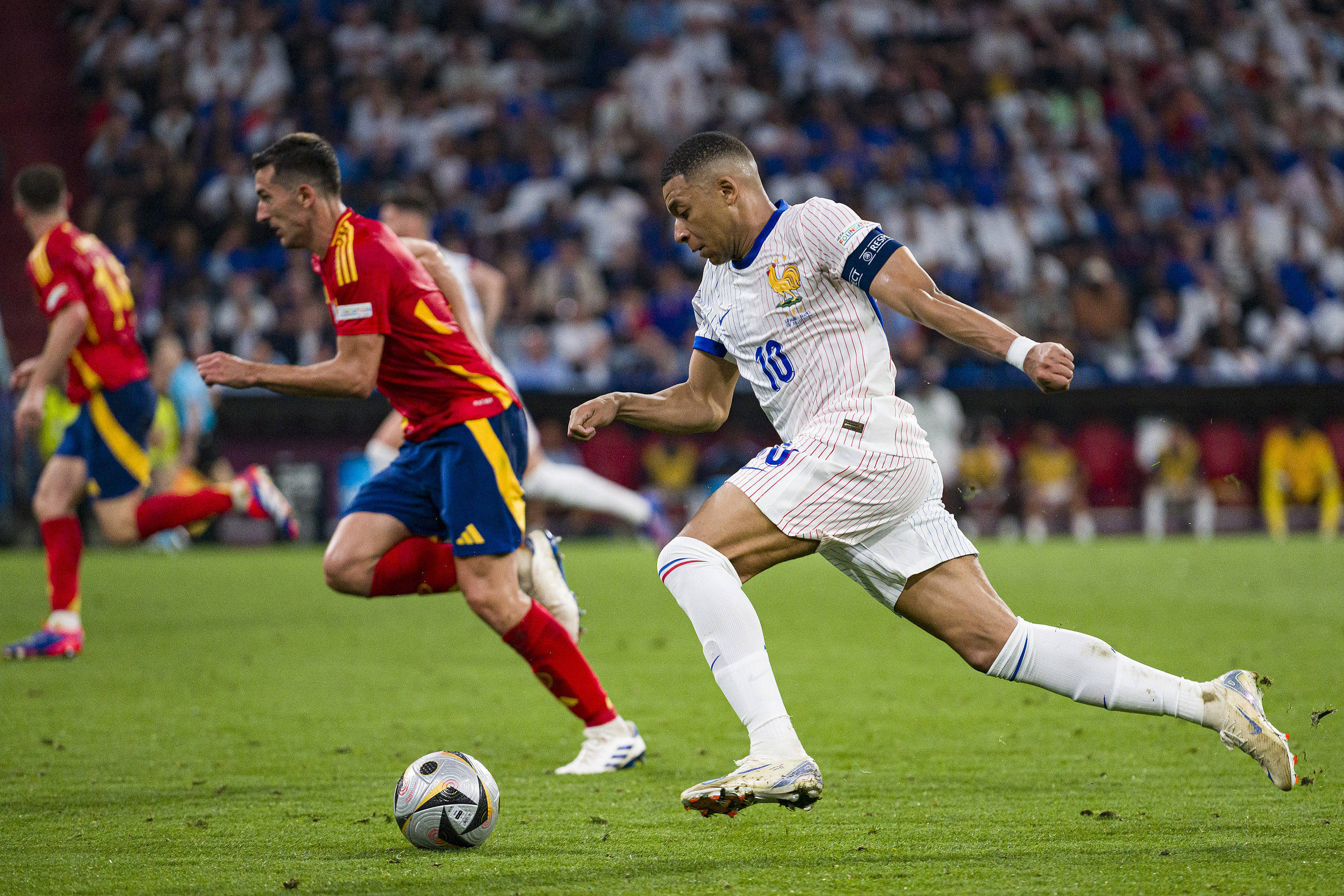 法国队战胜对手，晋级欧洲国家杯四强