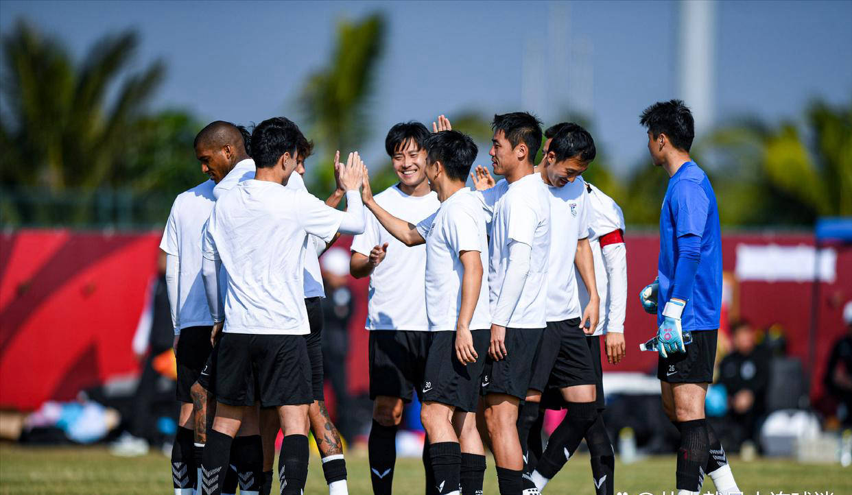 球员们在比赛中表现出色,为球迷带来惊喜 球员们在比赛中表现出色,为球迷带来惊喜