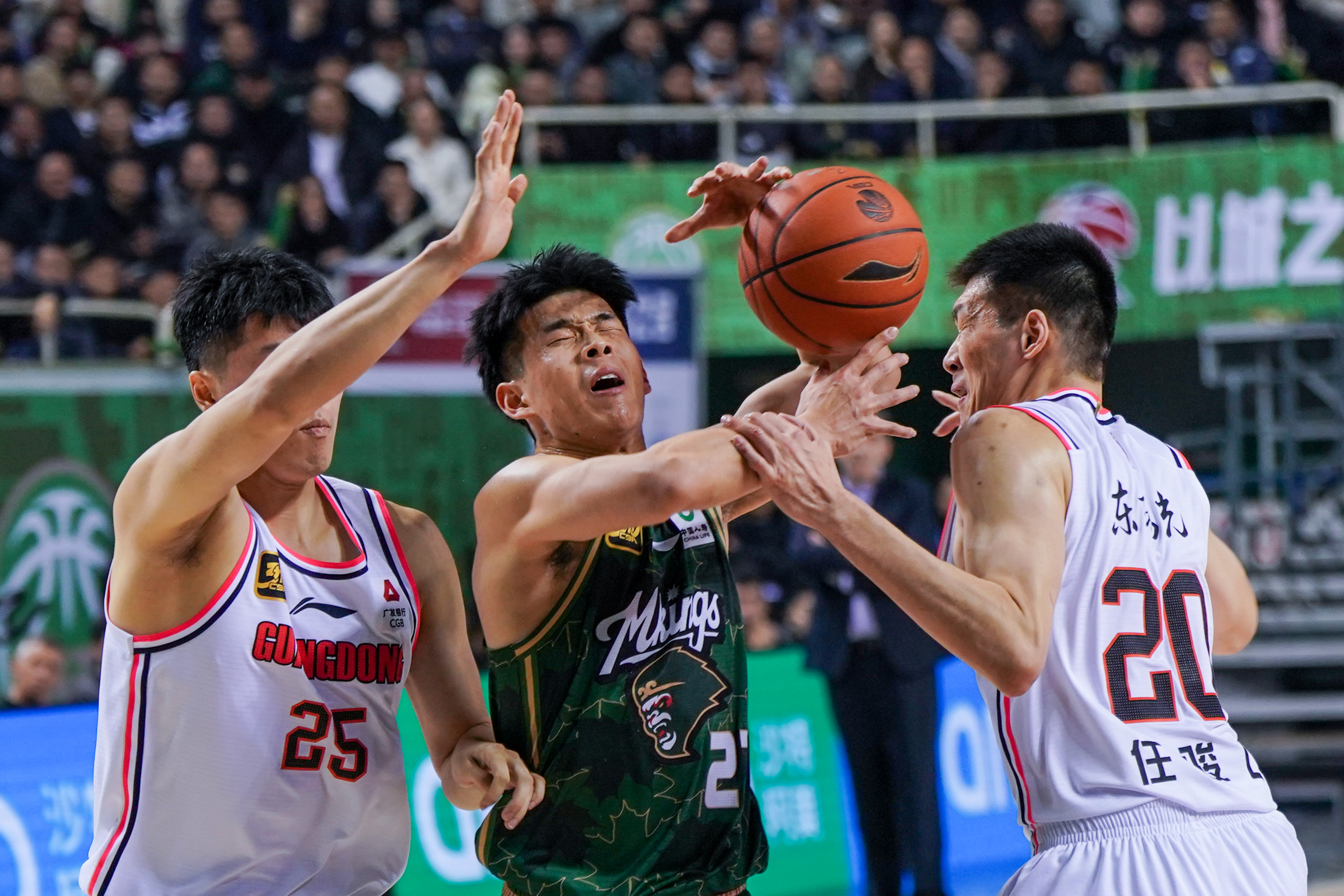 精彩比拼,球员们拼尽全力为队争光 精彩比拼,球员们拼尽全力为队争光