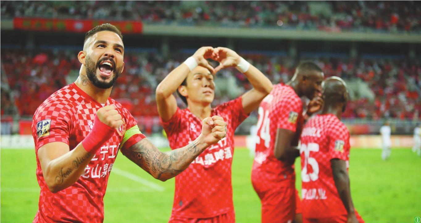 比赛气氛瞬间升温,球员拼搏精神彰显的简单介绍 比赛气氛瞬间升温,球员拼搏精神彰显的简单介绍