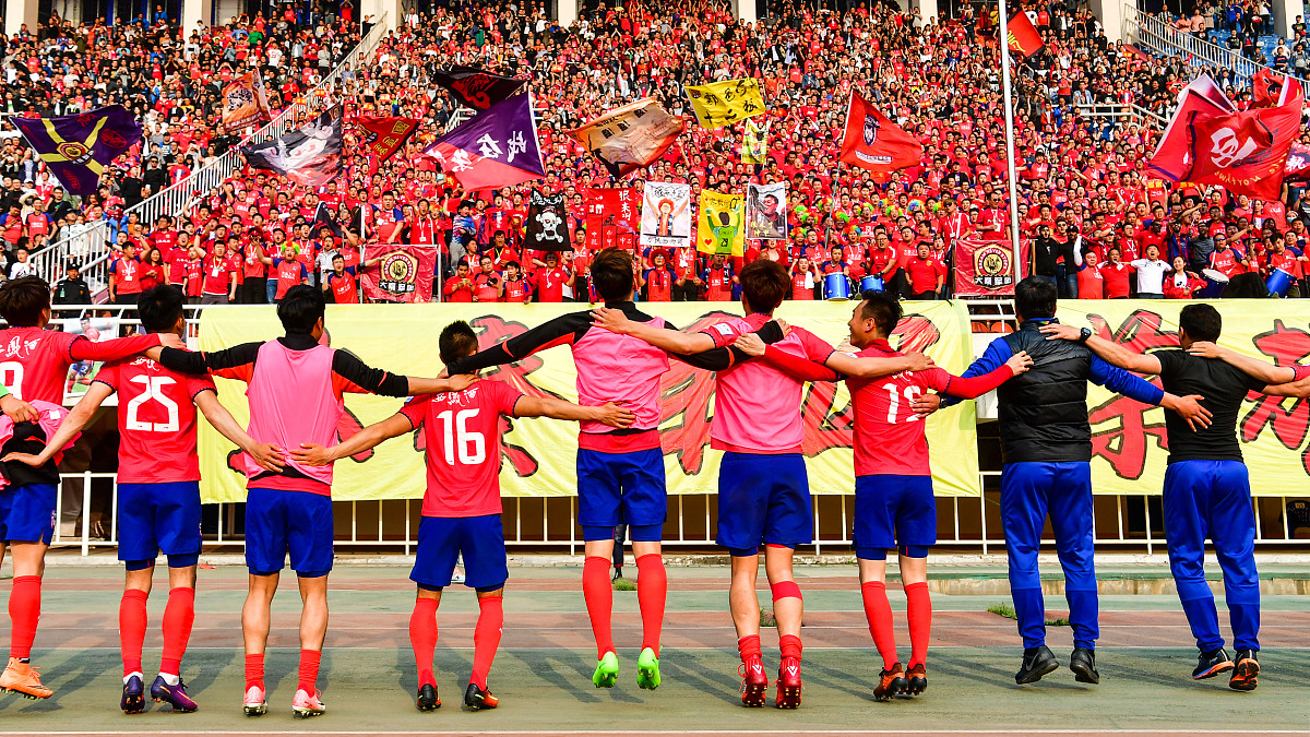 足球场上风云变幻,胜利背后付出艰辛的简单介绍 足球场上风云变幻,胜利背后付出艰辛的简单介绍