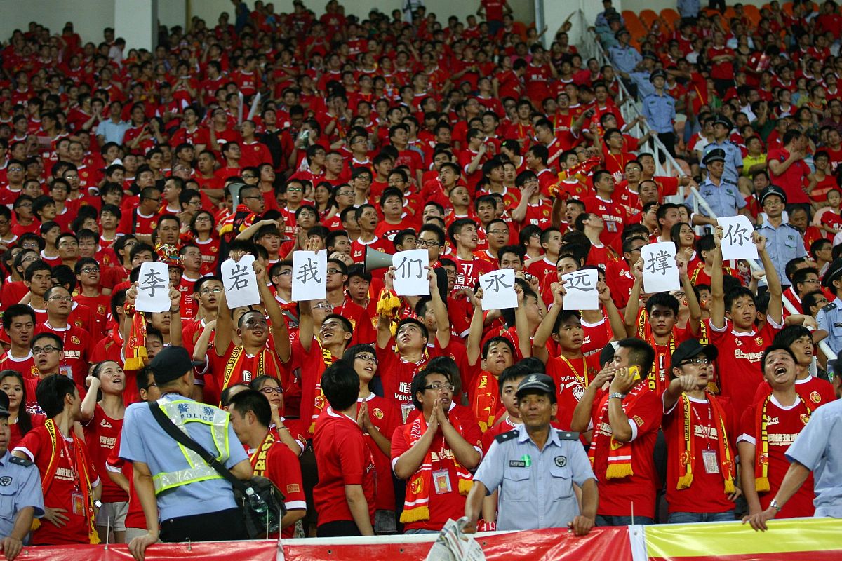 足球场上风云变幻,胜利背后付出艰辛的简单介绍 足球场上风云变幻,胜利背后付出艰辛的简单介绍