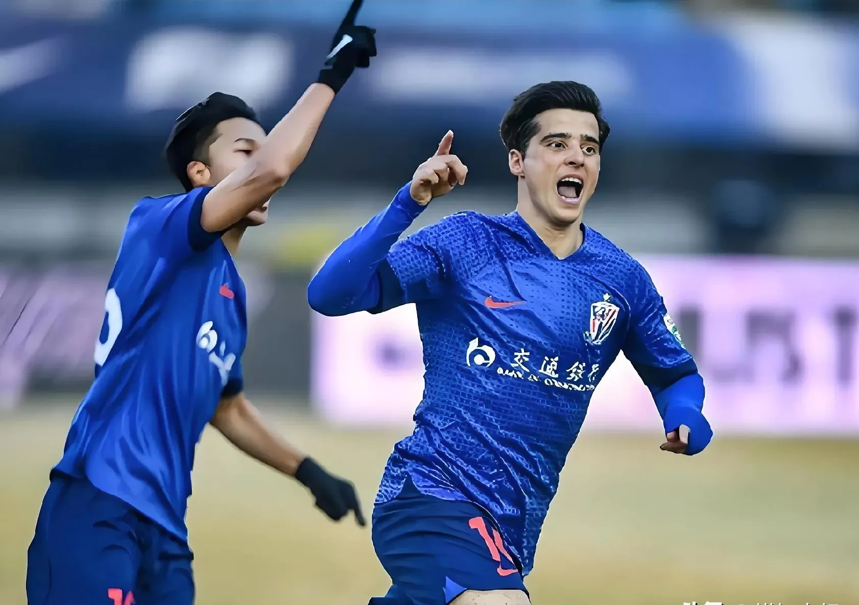 球队中球员之间传球配合默契,形成压倒性优势 球队中球员之间传球配合默契,形成压倒性优势