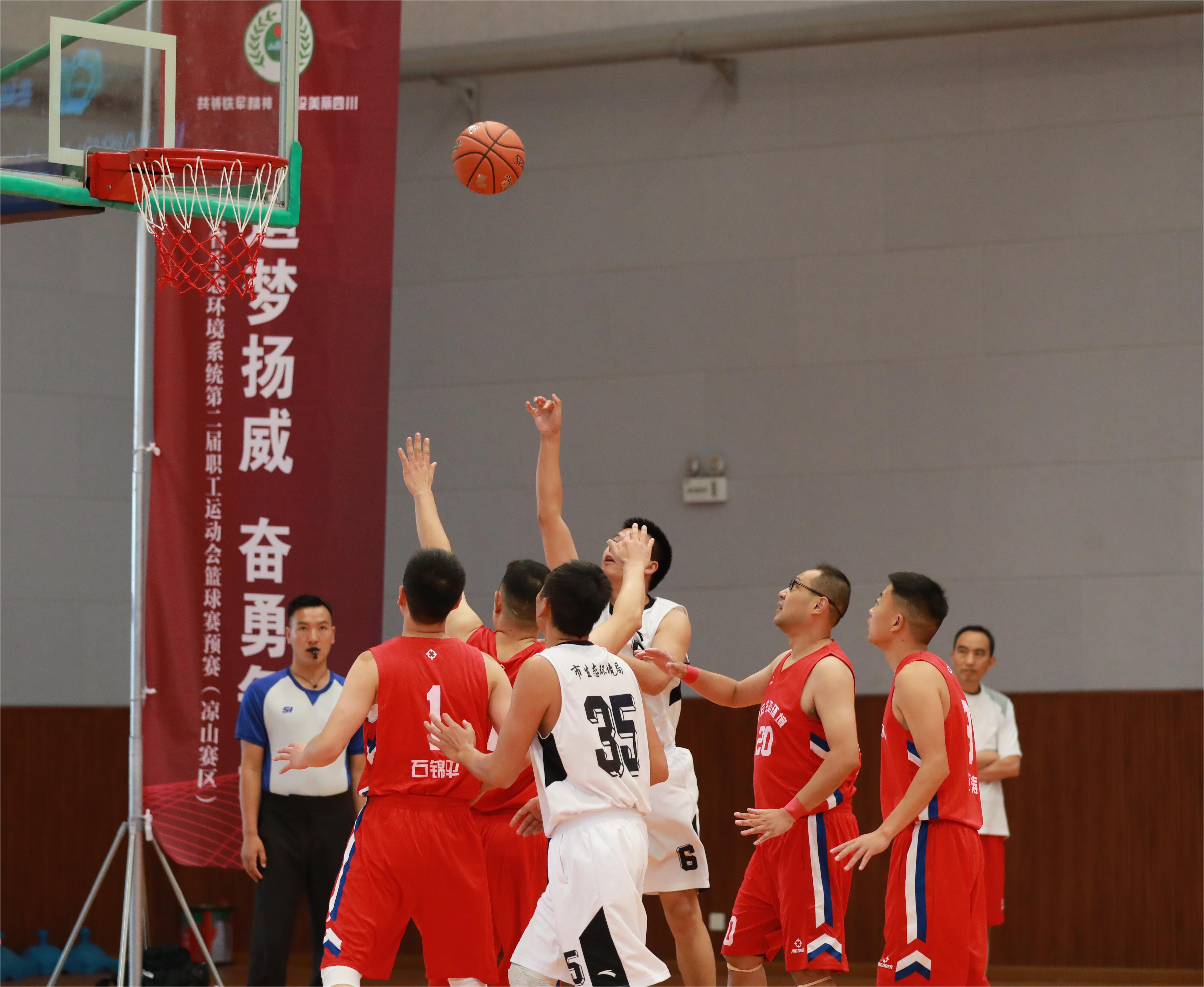 球队中球员之间传球配合默契,形成压倒性优势 球队中球员之间传球配合默契,形成压倒性优势