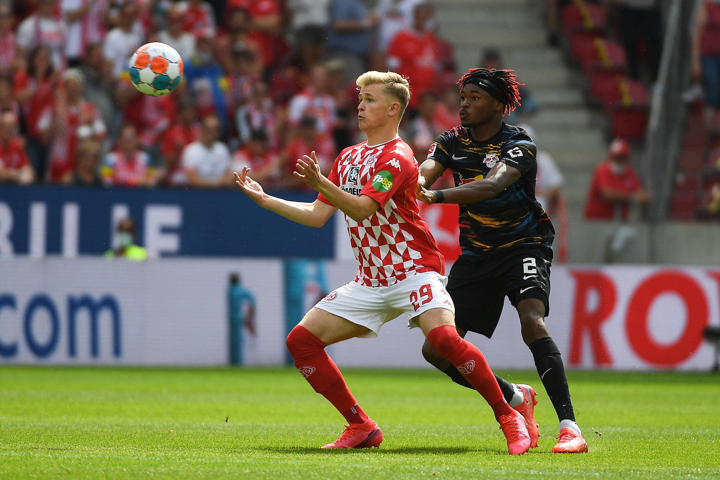 美因茨主场不敌莱比锡红牛,遭遇失利 美因茨主场不敌莱比锡红牛,遭遇失利