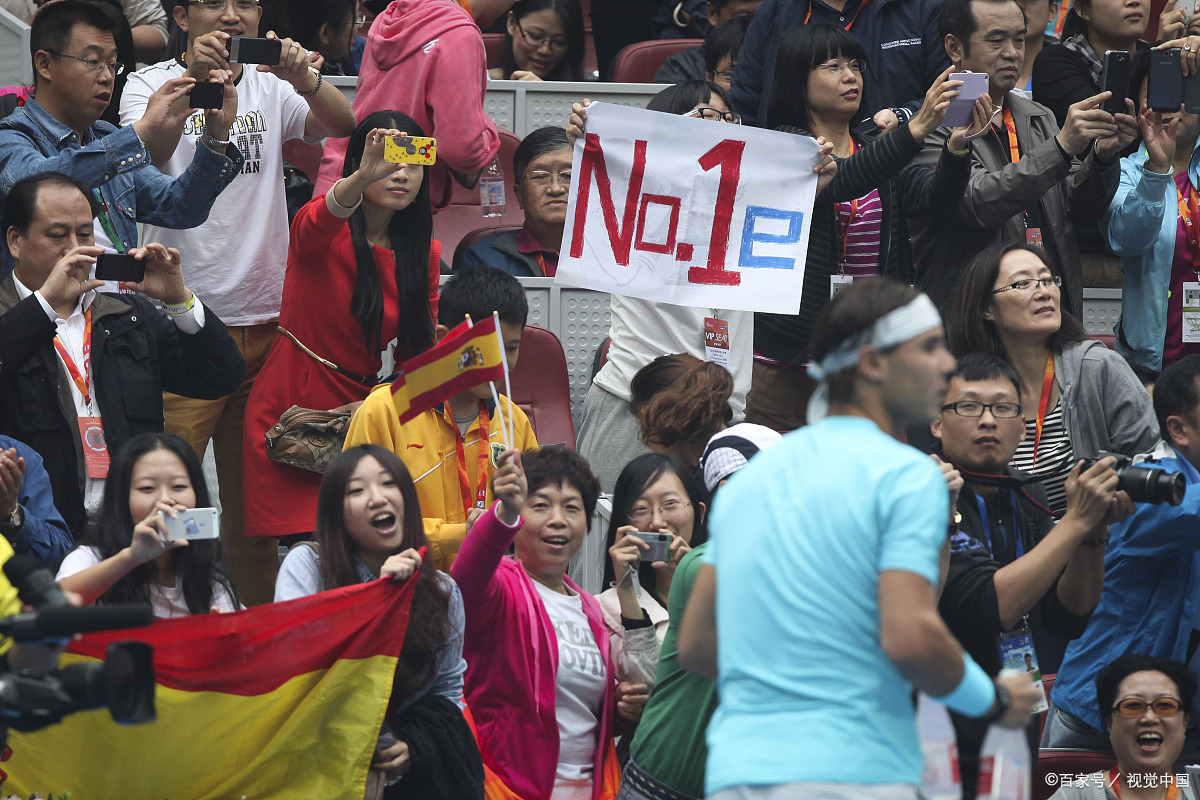 精湛技艺展现,运动员们赢得球迷掌声 精湛技艺展现,运动员们赢得球迷掌声