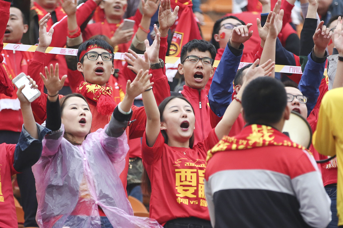 精湛技艺展现,运动员们赢得球迷掌声 精湛技艺展现,运动员们赢得球迷掌声