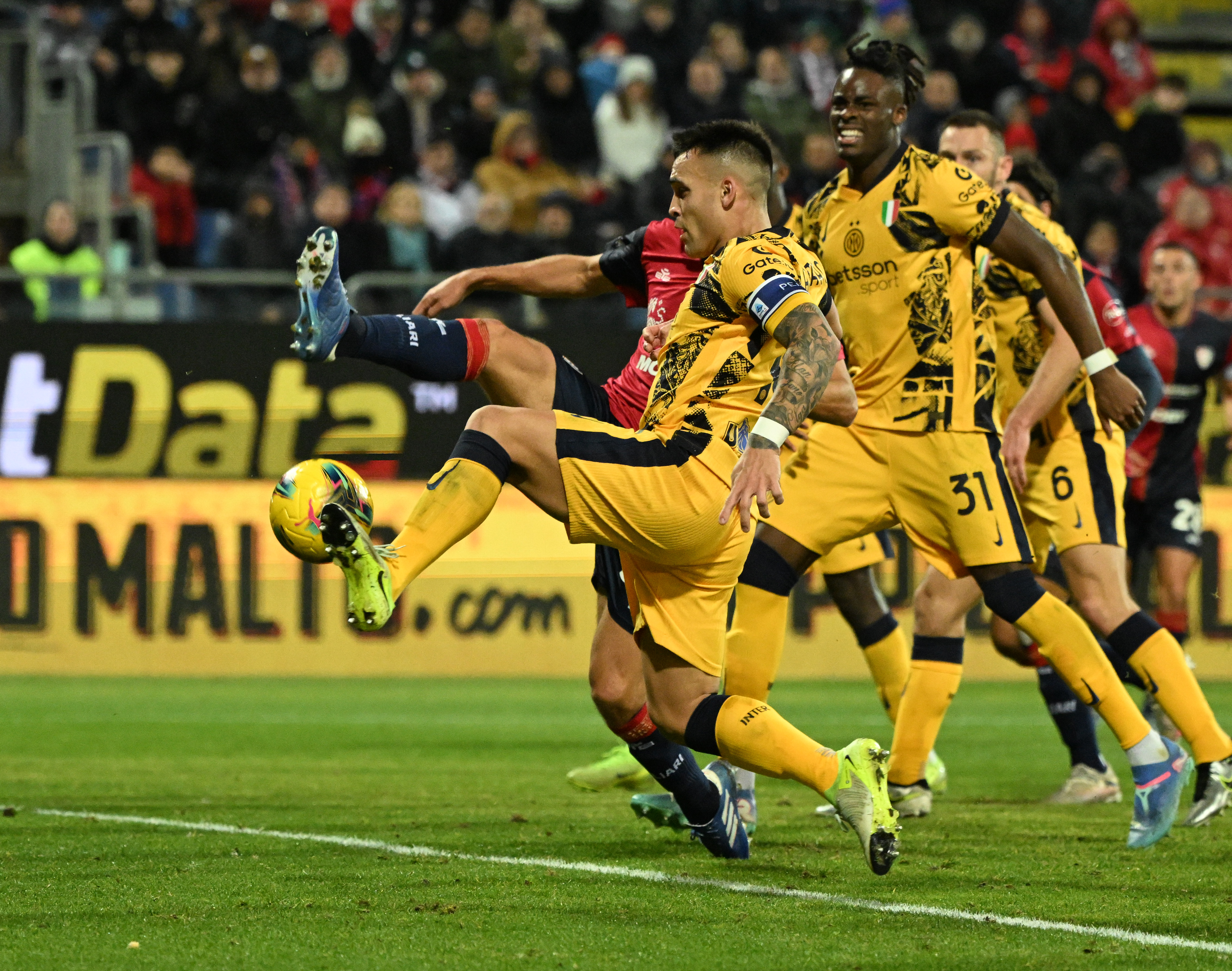 国家足球队在国际比赛中展现出色表现 国家足球队在国际比赛中展现出色表现