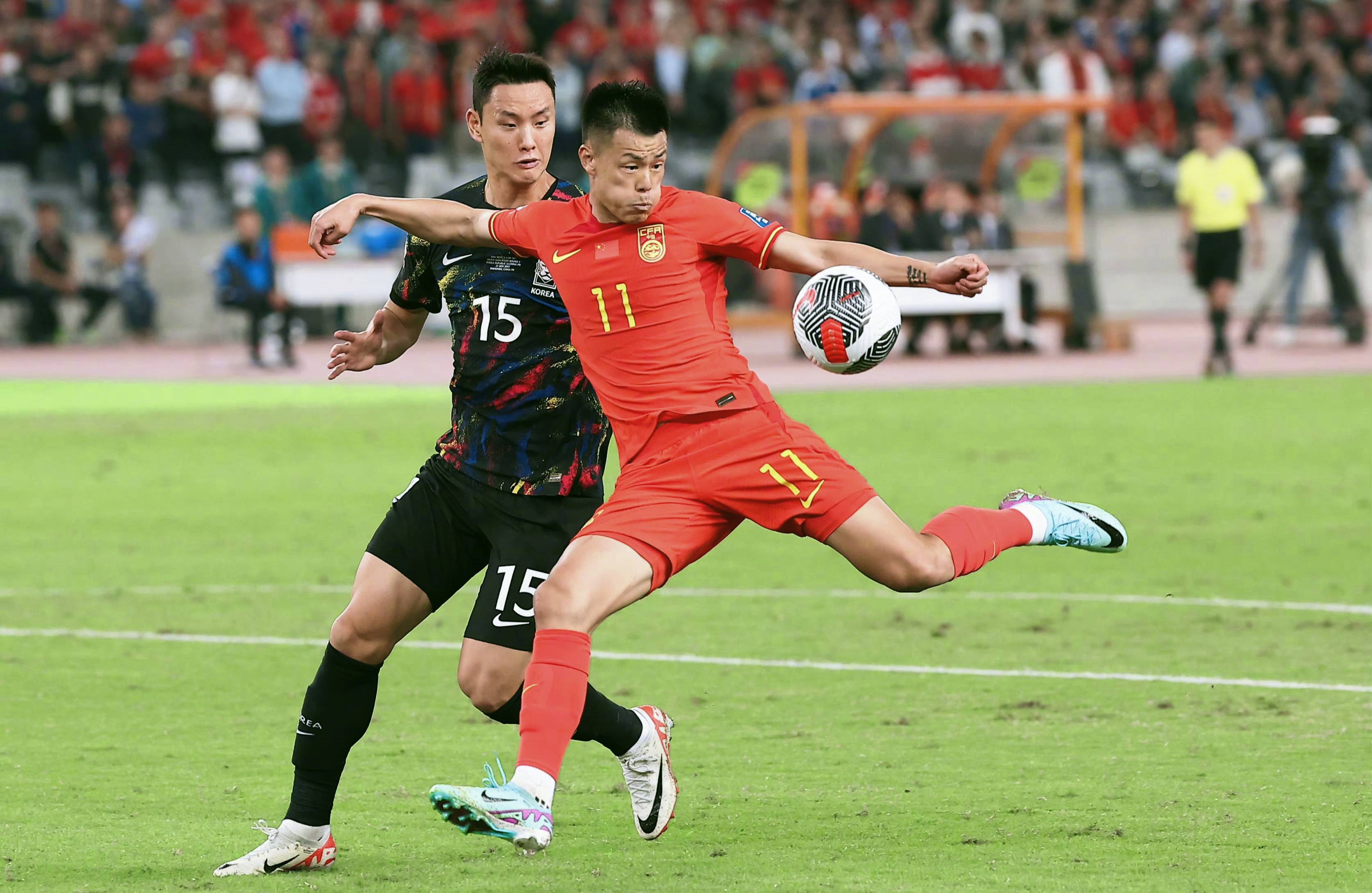 国家足球队在国际比赛中展现出色表现 国家足球队在国际比赛中展现出色表现