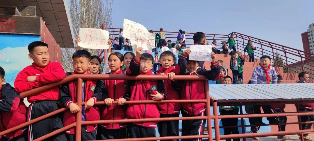 关于全队奋力追赶,球员团结一心奉献拼搏精神的信息 关于全队奋力追赶,球员团结一心奉献拼搏精神的信息