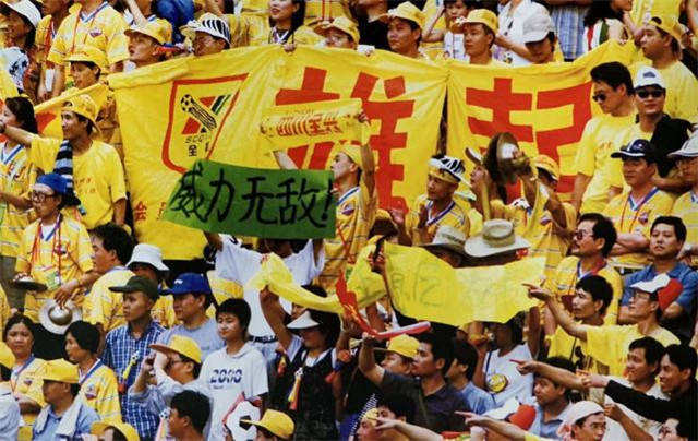 球员们努力争夺胜利,为球队带来荣耀 球员们努力争夺胜利,为球队带来荣耀