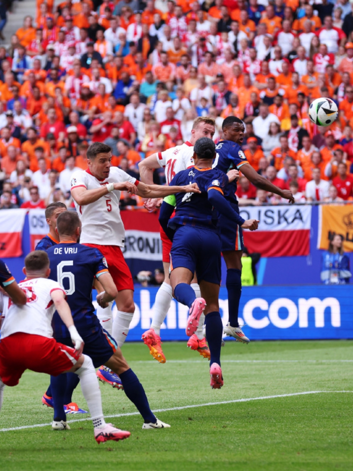 波兰国家队险胜晋级,欧洲杯表现令人瞩目 波兰国家队险胜晋级,欧洲杯表现令人瞩目