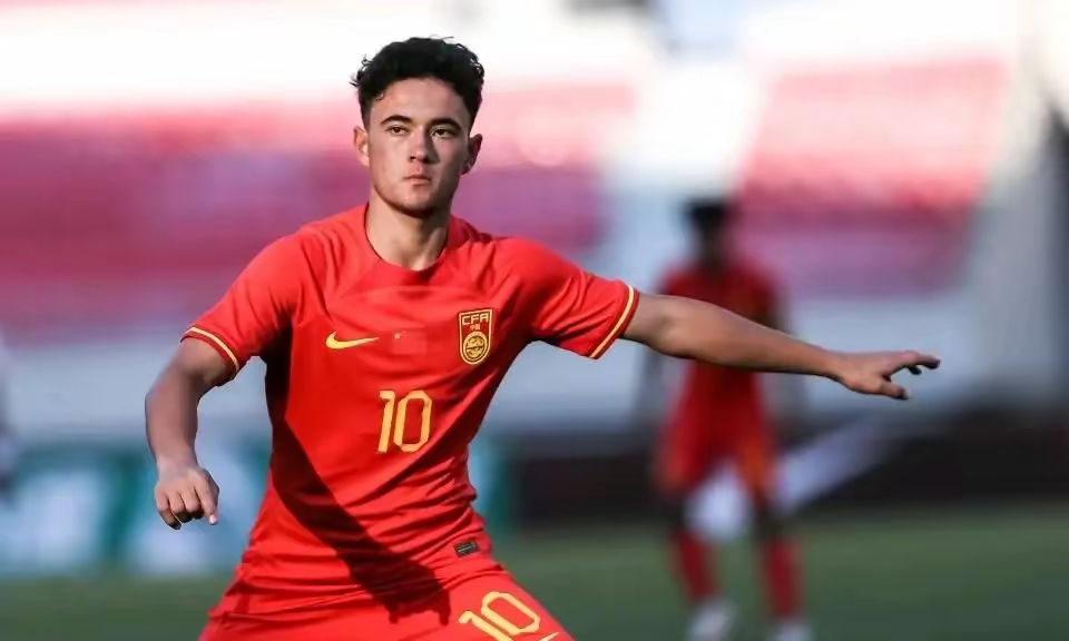 国内足球赛场火爆,球员斗志昂扬 国内足球赛场火爆,球员斗志昂扬