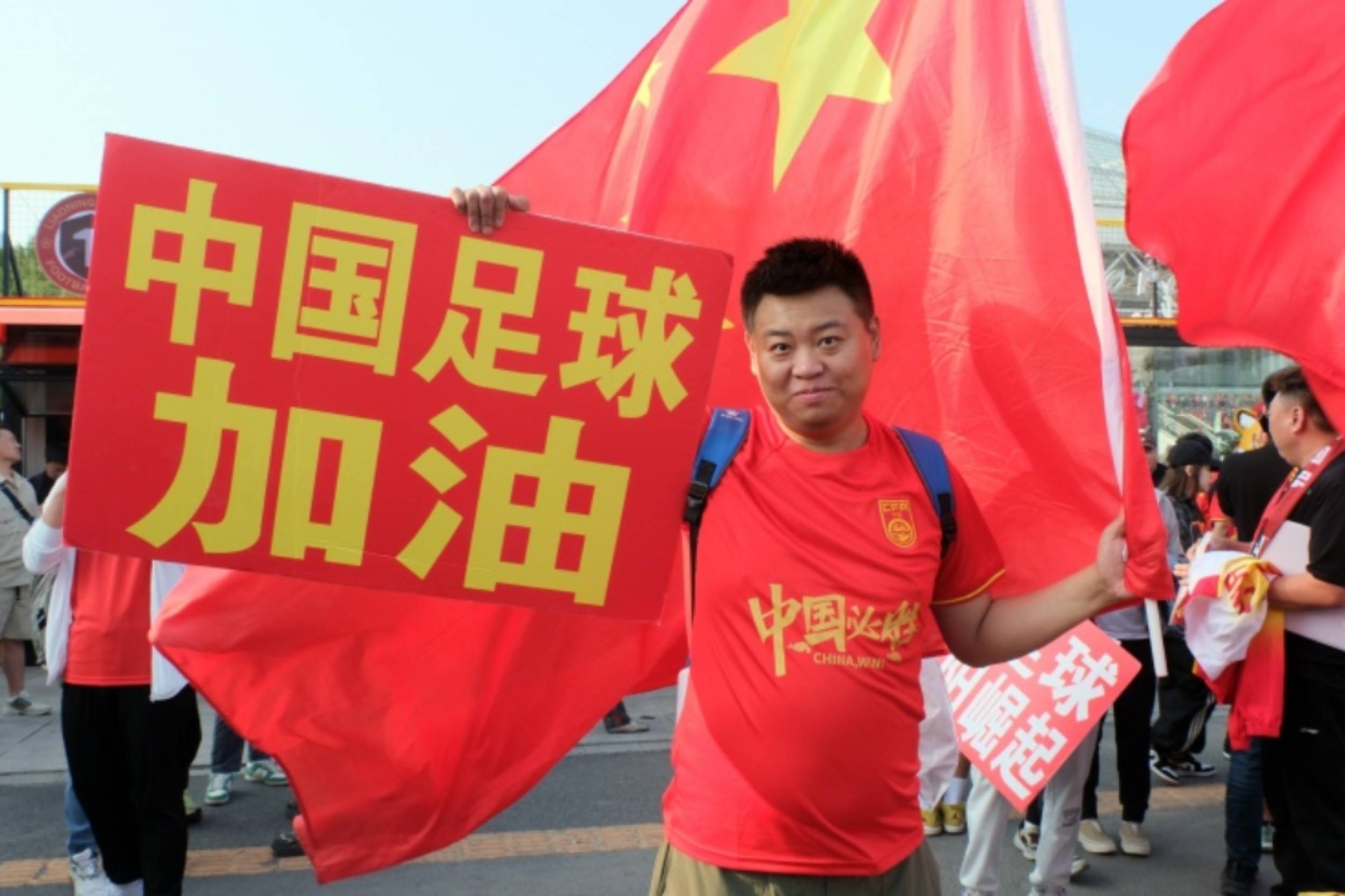 国内足球赛场火爆,球员斗志昂扬 国内足球赛场火爆,球员斗志昂扬