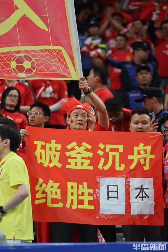 足球赛场上的瞬间决胜负，一触即发