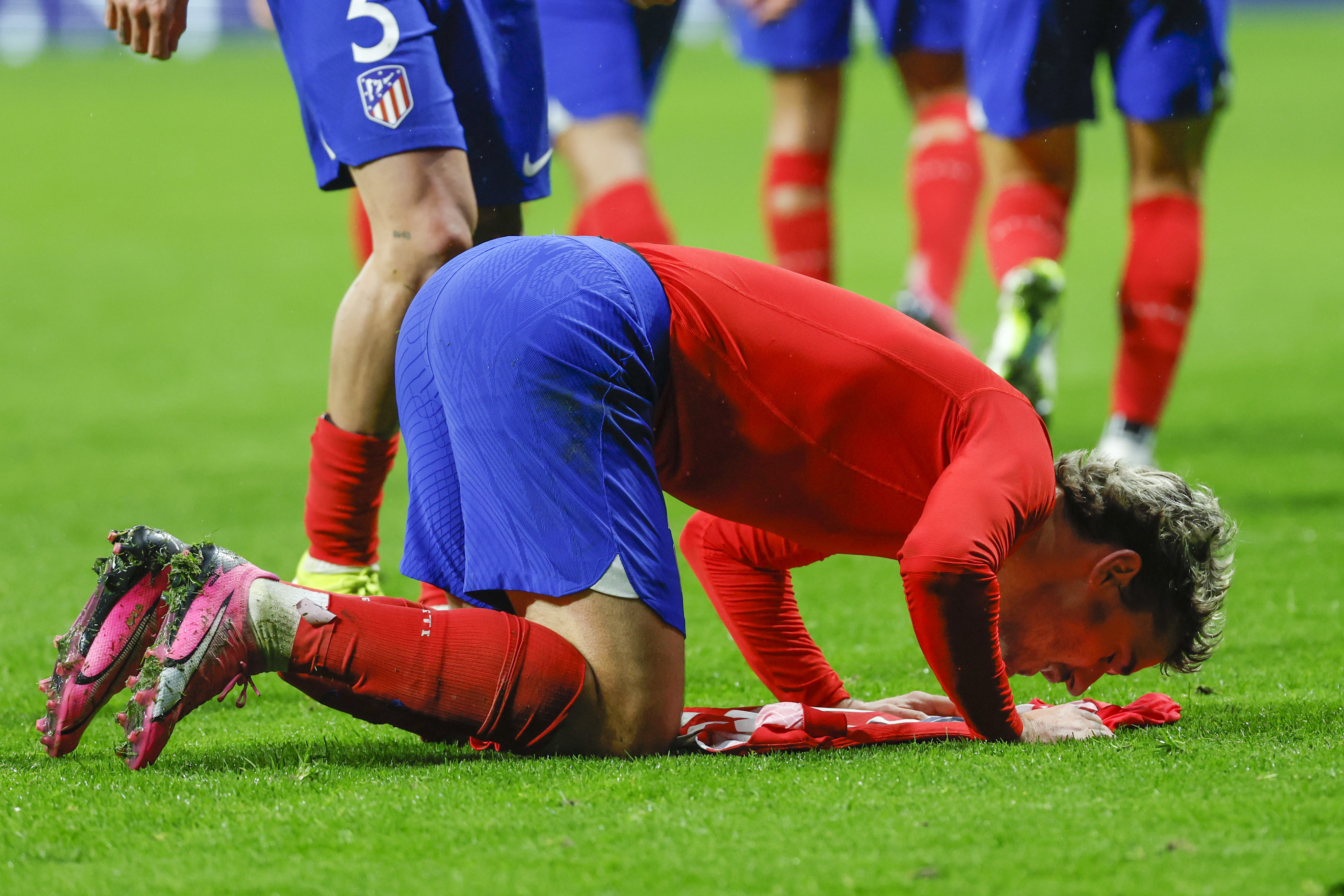 足球赛场上的瞬间决胜负，一触即发