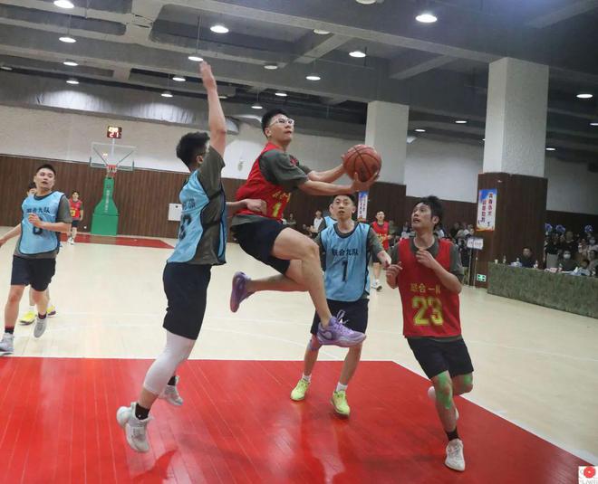 篮球风云再起,球场上的精彩瞬间令人惊艳 篮球风云再起,球场上的精彩瞬间令人惊艳