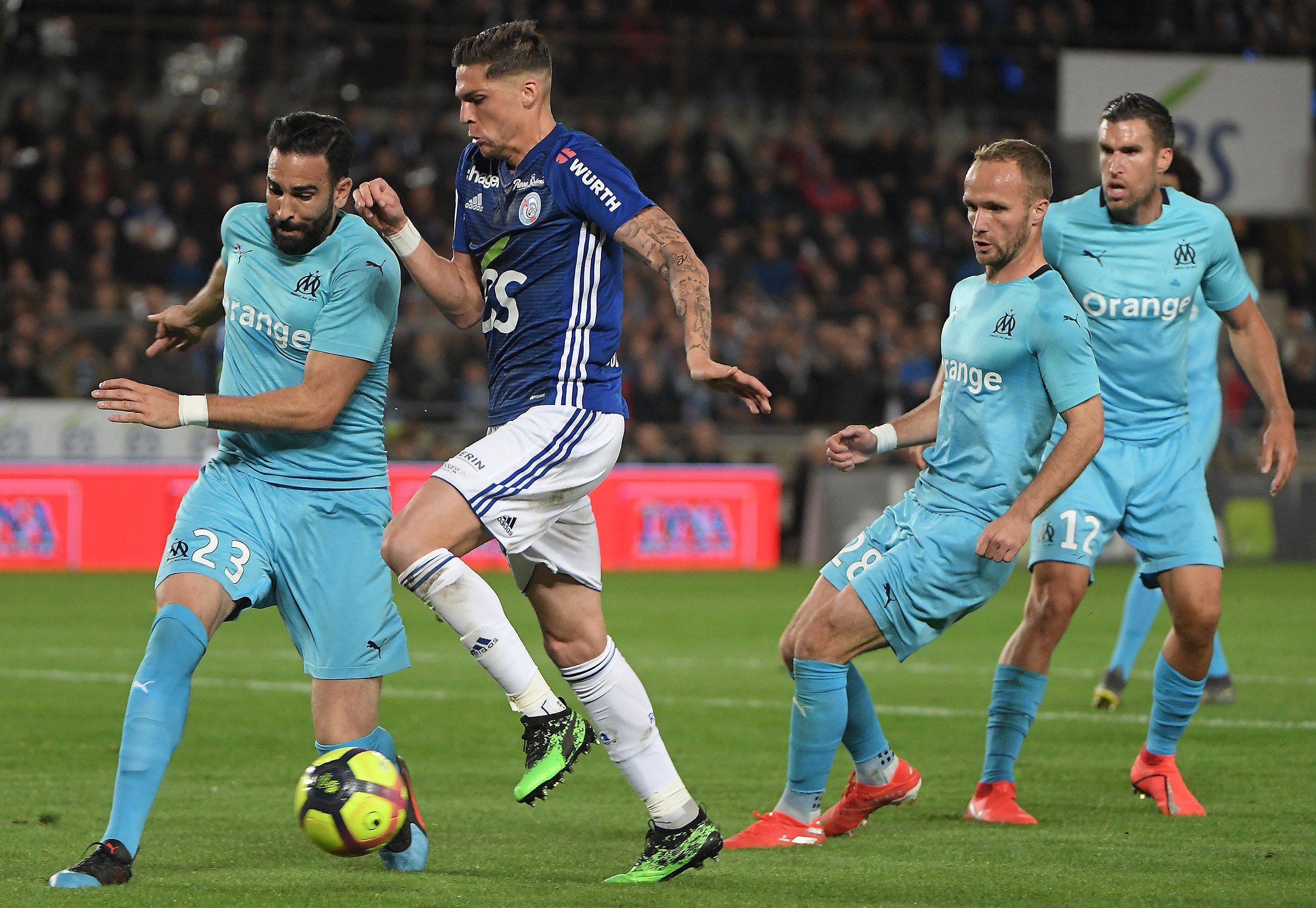 马赛球员在法甲比赛中取得胜利 马赛球员在法甲比赛中取得胜利