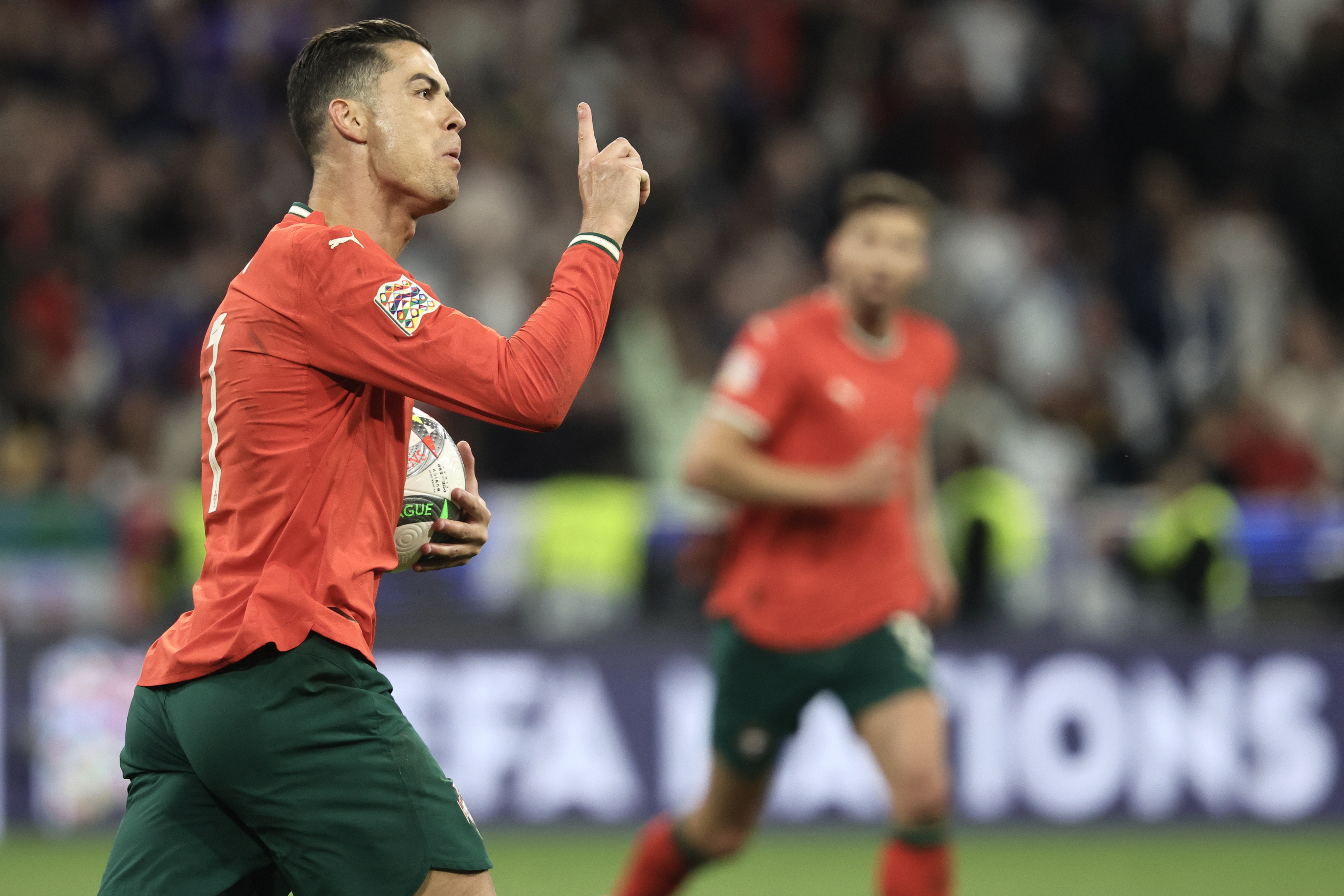 国际足球比赛中球员表现抢眼取得胜利 国际足球比赛中球员表现抢眼取得胜利