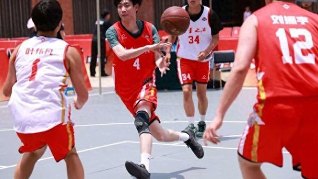 球队新秀出色发挥,成为篮球比赛焦点 球队新秀出色发挥,成为篮球比赛焦点