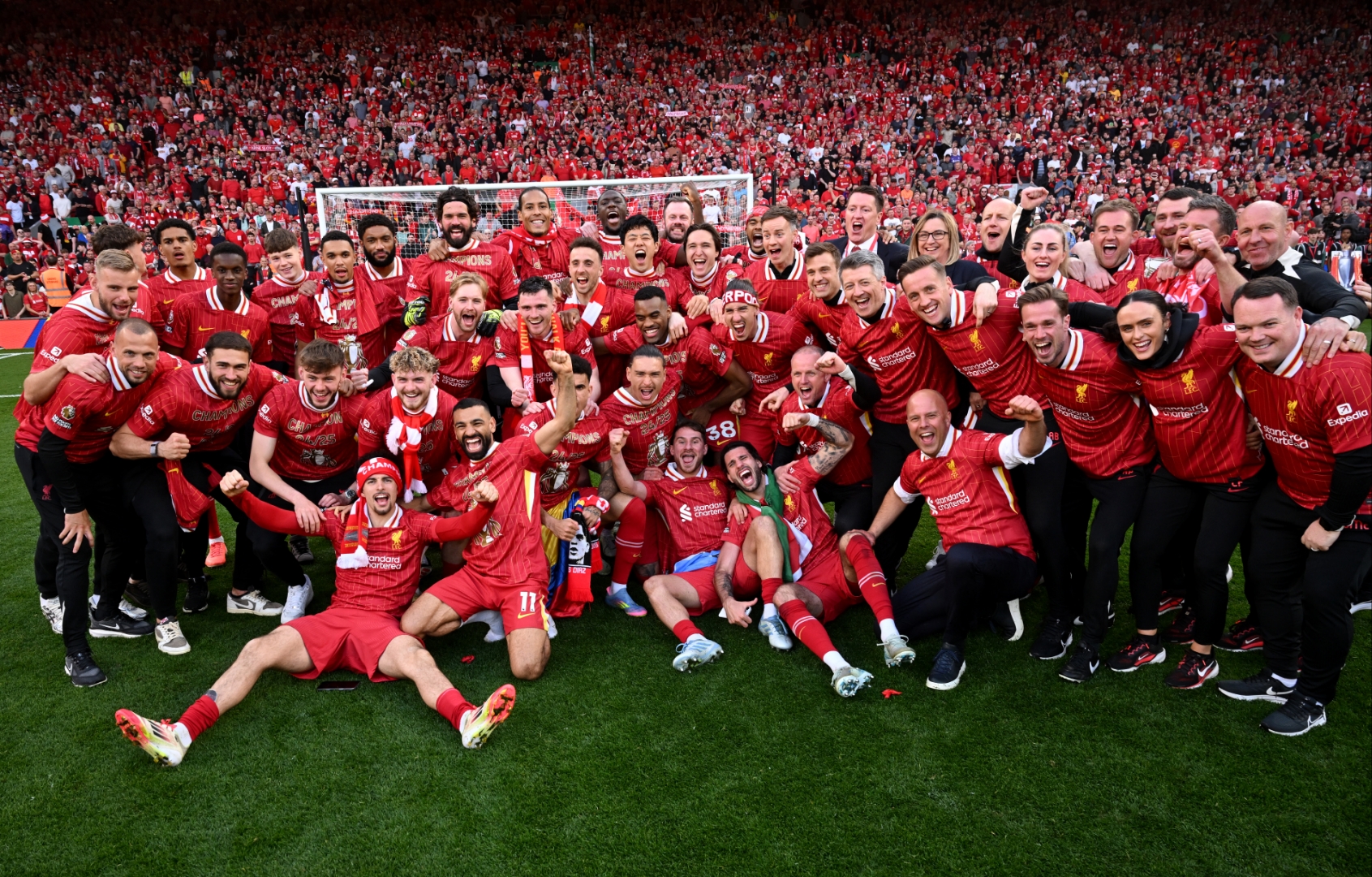 热血激情袭来,球迷为球队高歌 热血激情袭来,球迷为球队高歌