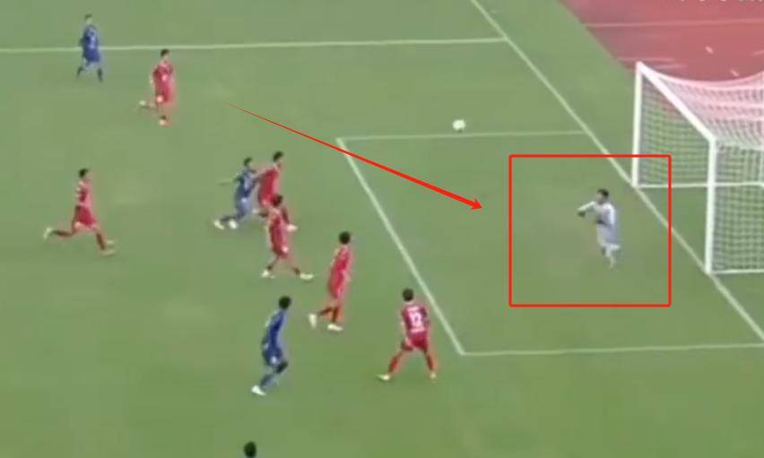 守门员神勇扑救助球队守住胜局 守门员神勇扑救助球队守住胜局